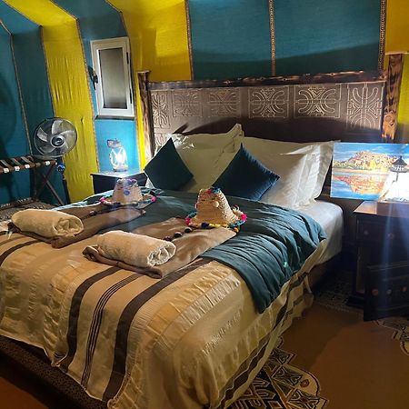 Sahara Majestic Luxury Camp Hotel Мерцуга Екстериор снимка A bedroom in a luxury tent