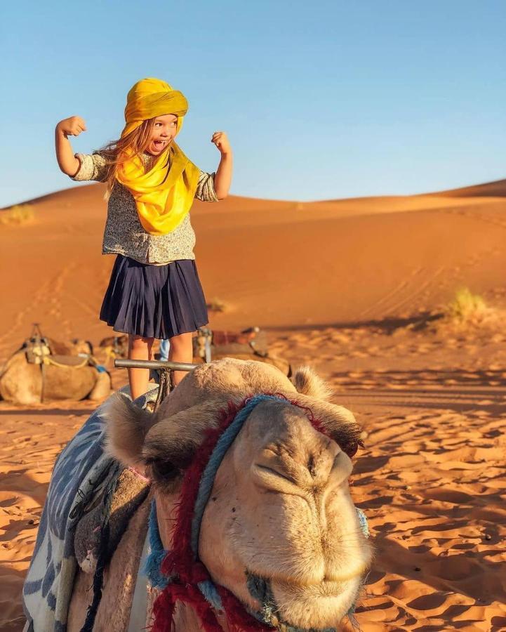 Sahara Majestic Luxury Camp Hotel Мерцуга Екстериор снимка A child riding a camel