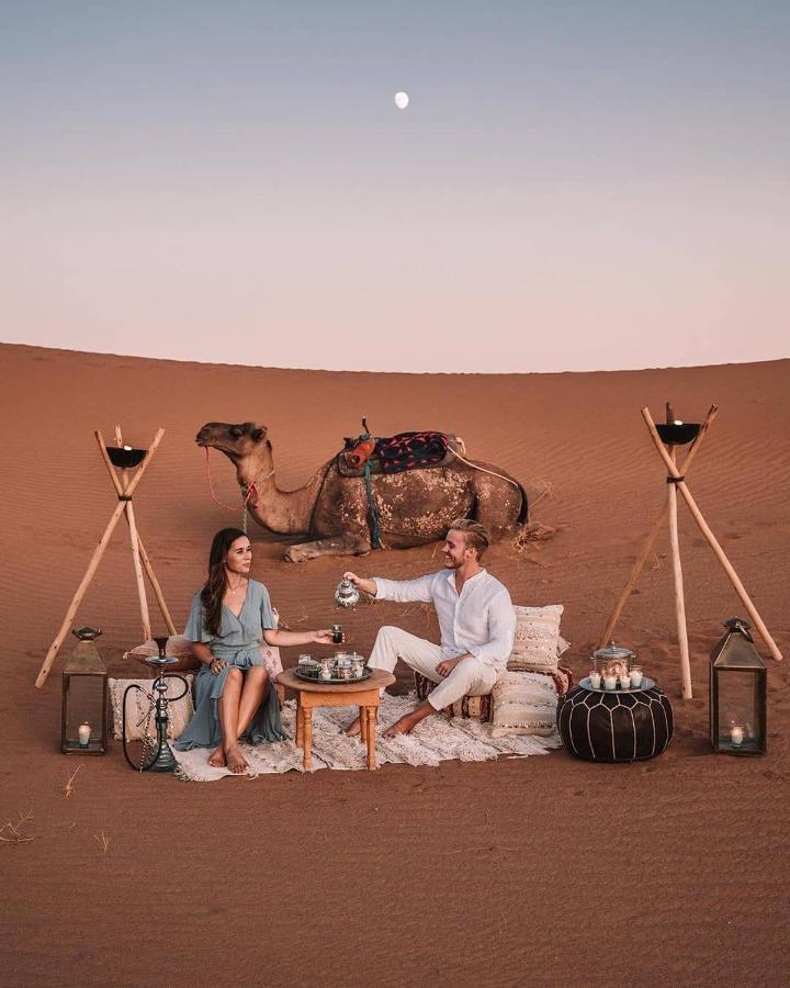 Sahara Majestic Luxury Camp Hotel Мерцуга Екстериор снимка Tourists in a desert camp