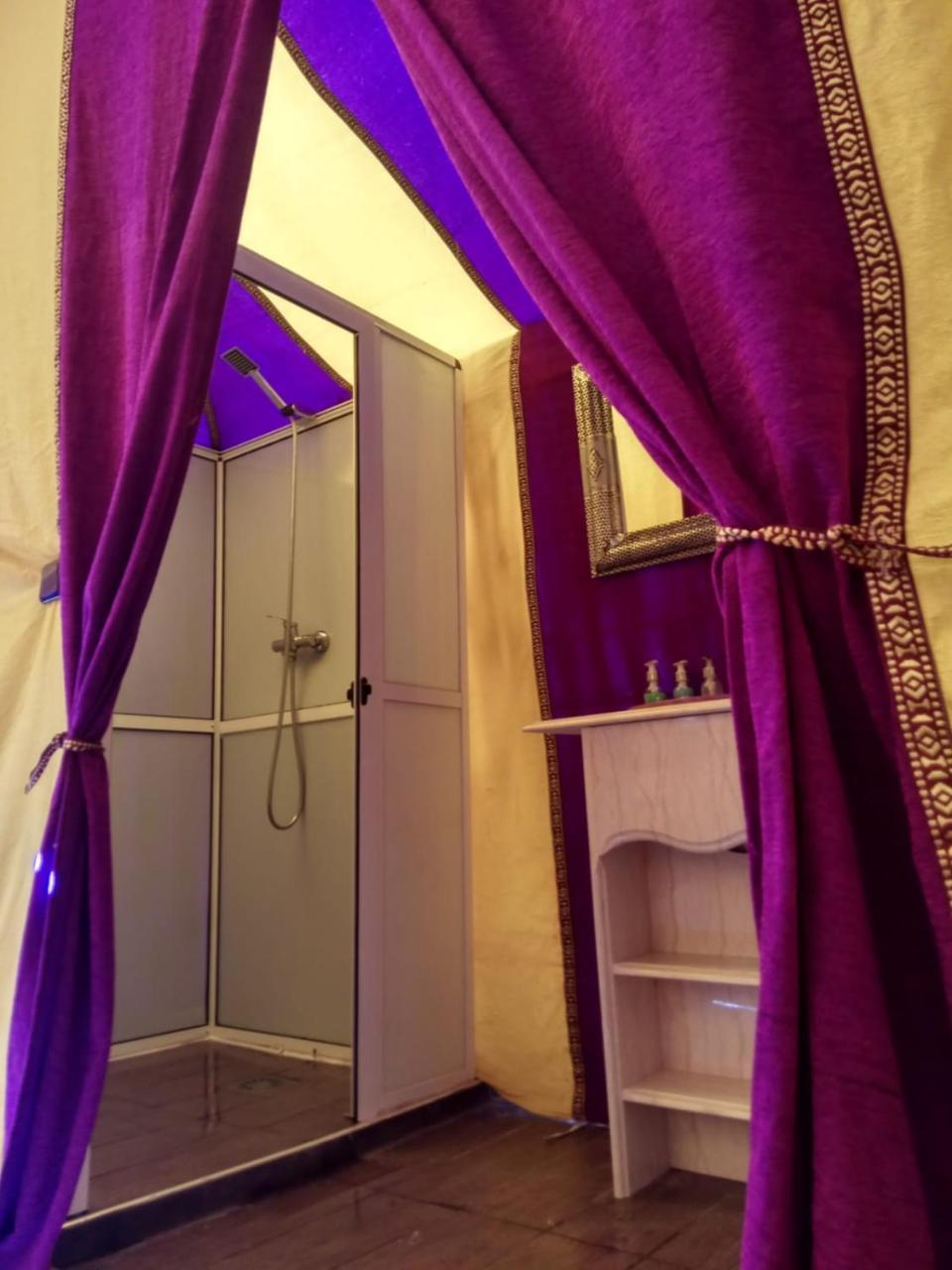 Sahara Majestic Luxury Camp Hotel Мерцуга Екстериор снимка Shower in a tent
