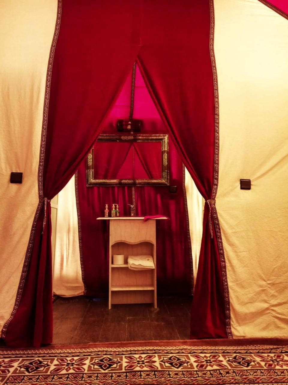 Sahara Majestic Luxury Camp Hotel Мерцуга Екстериор снимка A sukkah