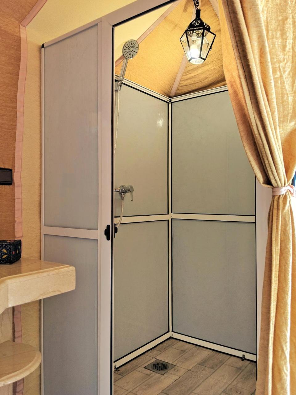 Sahara Majestic Luxury Camp Hotel Мерцуга Екстериор снимка Shower cubicle