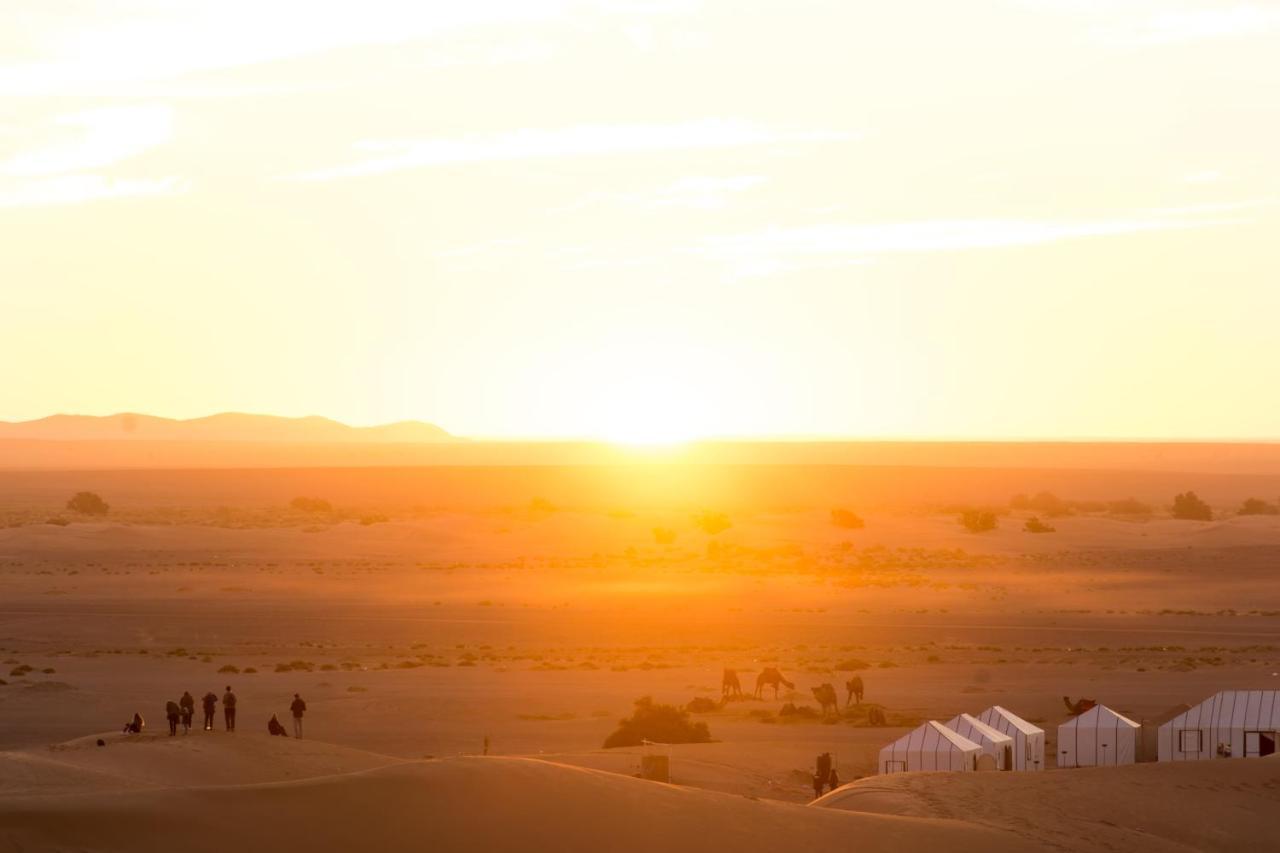Sahara Majestic Luxury Camp Hotel Мерцуга Екстериор снимка Sunset over the Sahara Desert